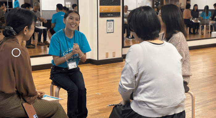 フィリピン人教師と参加者の皆さんでフリートークをする様子①