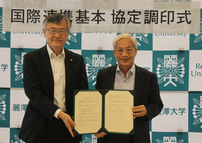 (左:麗澤大学 徳永澄憲学長、右:日本国際学校 Dao Xuan Hoc理事長)