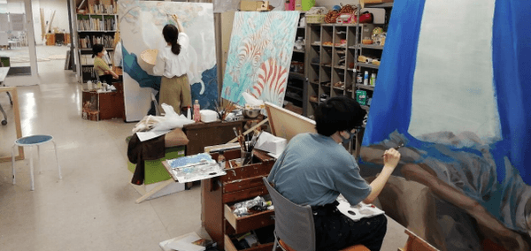近畿大学文芸学部学生の作品制作風景