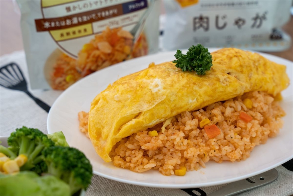 非常食アレンジ【ほくほく肉じゃがのチーズオムレツライス】