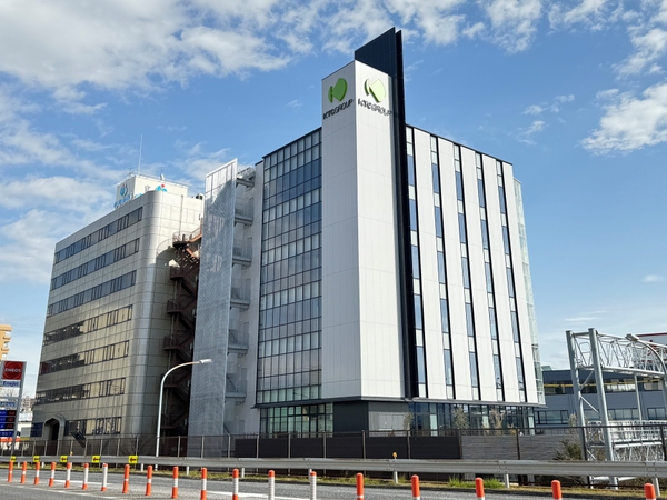 左:現「KTCビル」、右:2024年3月25日竣工の新社屋「KTCグループビル」