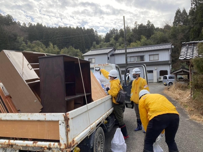 被災した家具を運び出す学生たち