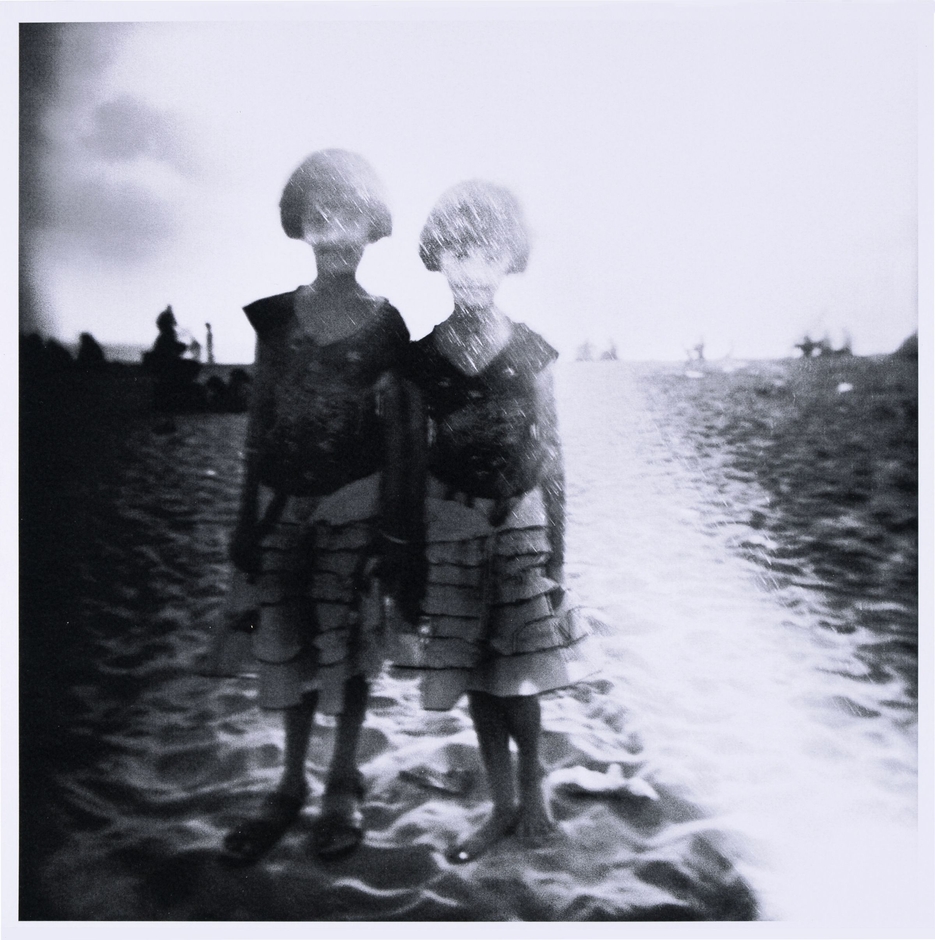 ピョートル・ズビエルスキ（ポーランド、1987） 《無題「白い象 ― パス・バイ・ミー」シリーズより》2010年 (C)Piotr Zbierski