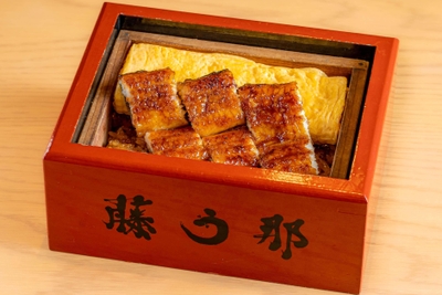 厚焼き卵が丸々1本入った食べ応えのある“うなぎせいろ蒸し 3,200円(税込)”