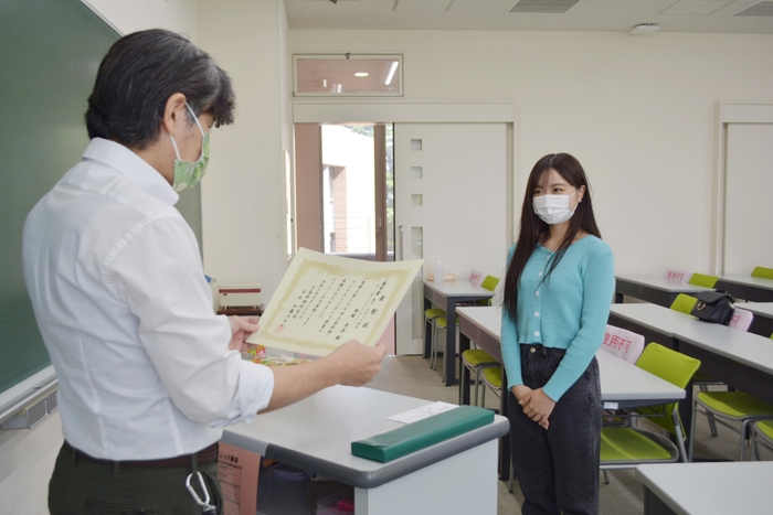 大学内で表彰式を実施