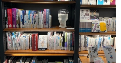 令和7年(2025年)10月に開催した「図書とアート展」の様子