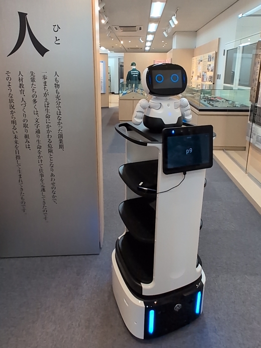 きんでん学園内 『心と技の伝承館』にて案内業務を行うCollibot