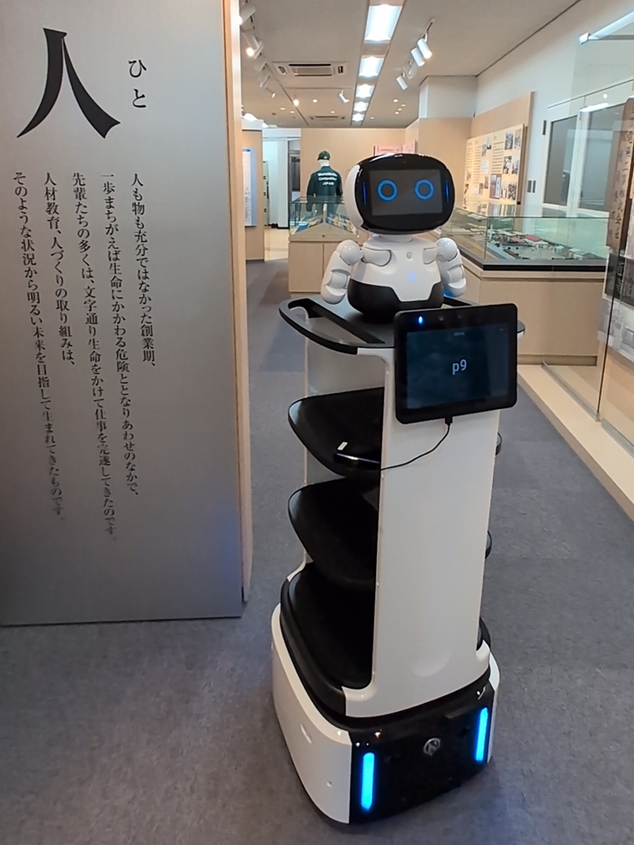 きんでん学園内 『心と技の伝承館』にて案内業務を行うCollibot
