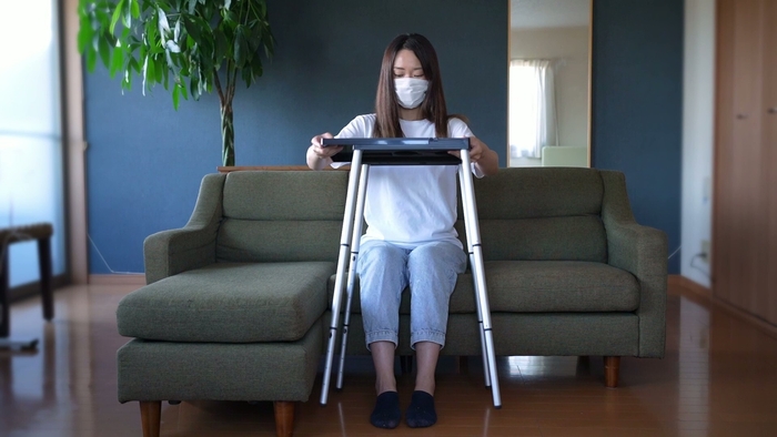 画像8 Tabletoteを組み立て終わった女性