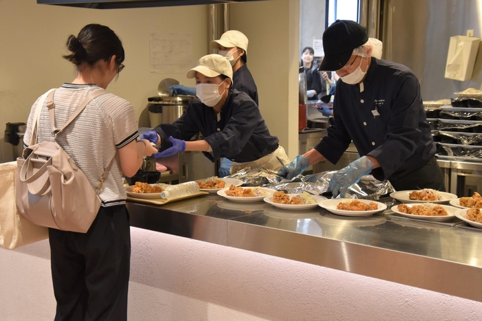 学食では唐揚げなどがメニューに
