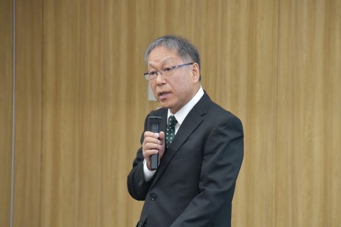 あいさつする野口学長