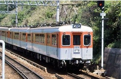 鵯越駅入駅中のデ1000形