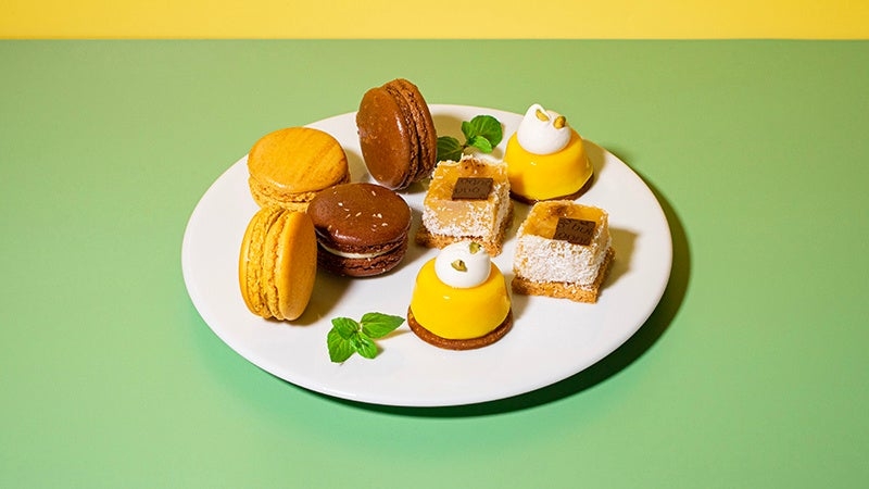 左からマカロン(マンゴー&カルダモン、レモン&トンカ、ココナッツ、ジャンドゥーヤ)、ミニケーキ2種(レモンパイ、バロ)