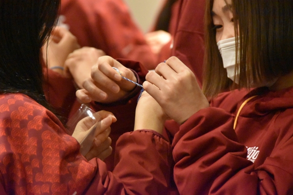 右手に付けて明日のレースに臨む