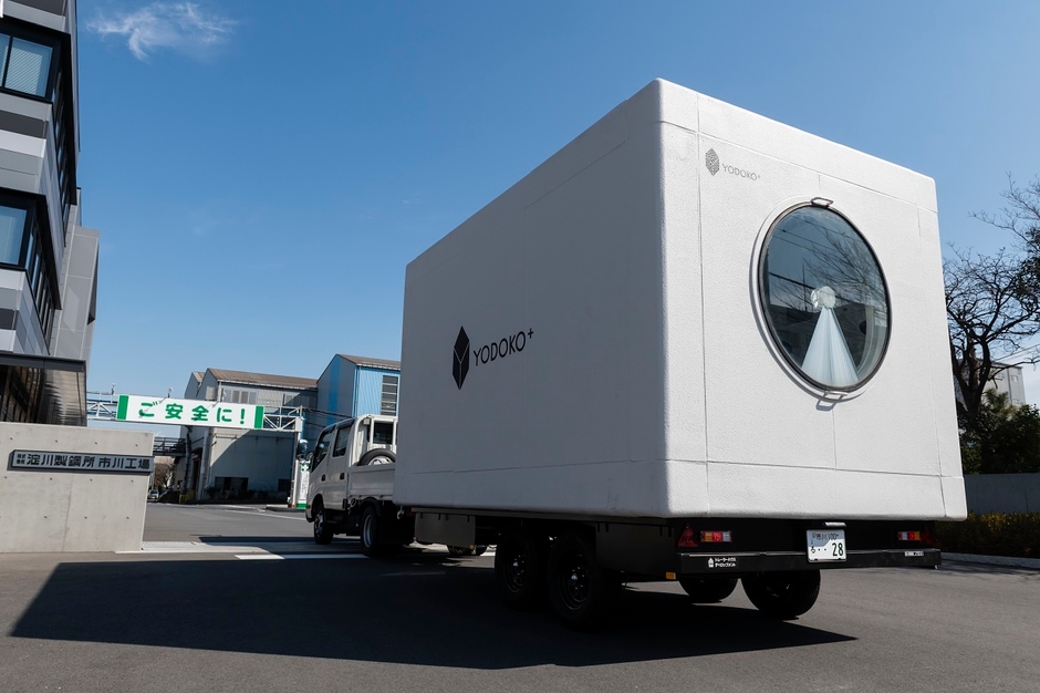 中銀カプセルタワービルのカプセルを活用したトレーラー(外観、写真:山田 新治郎)