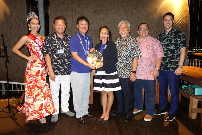 写真左から:ミス・グアム、野毛 貴登 土肥温泉旅館協同組合理事長、菊地 豊 伊豆市長、レジーン・ビスコー・リー議員、ミルトン・モリナガ グアム政府観光局理事長、レオナルド・カルボ グアム恋人岬担当、ネイサン・デナイト グアム政府観光局 局長兼CEO