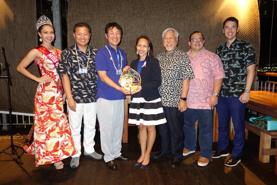 写真左から:ミス・グアム、野毛 貴登 土肥温泉旅館協同組合理事長、菊地 豊 伊豆市長、レジーン・ビスコー・リー議員、ミルトン・モリナガ グアム政府観光局理事長、レオナルド・カルボ グアム恋人岬担当、ネイサン・デナイト グアム政府観光局 局長兼CEO