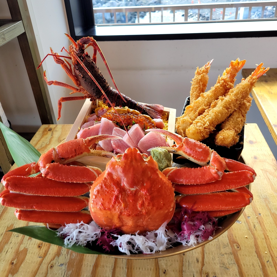 贅沢!!紅白魚合戦丼