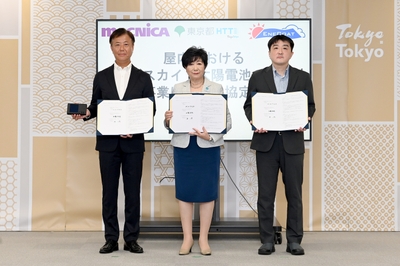 協定締結式:左から株式会社マクニカ 常務取締役 佐藤 剛正、東京都知事 小池 百合子氏、 株式会社エネコートテクノロジーズ 代表取締役社長 加藤 尚哉氏
