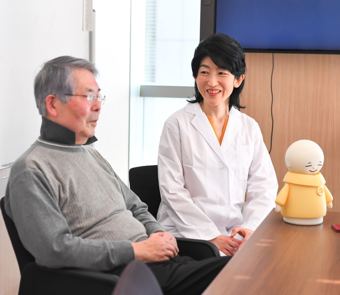 ほのぼの研究所の市民研究員と共に研究を進めている(右:大武)