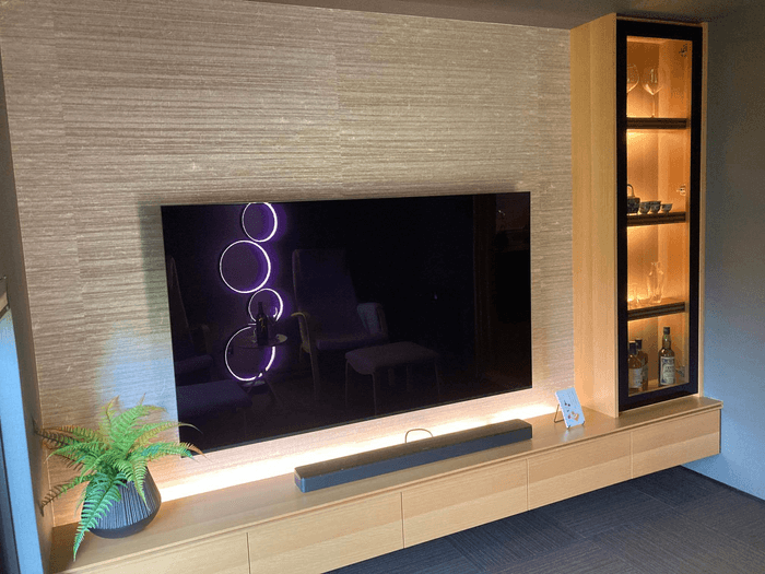 飲みながら映画も楽しめる大画面のテレビ