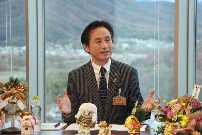 「日本でも唯一の素晴らしいモデルになるような取り組みまで発展させたい」と述べる大舌市長