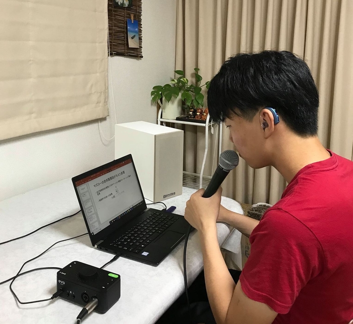 オンライン授業を受講する大田竜聖くん、PCからの音と自分のマイクからの音をミライスピーカー・ボクシー2で聴いている