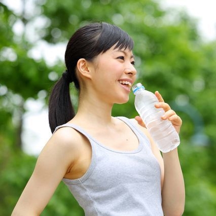 お風呂上りや運動時の水分補給に、食事のお供になど、日常的に飲むようにしましょう。