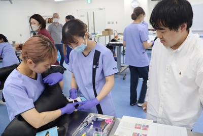 学生たちの作業を見守る山下さん(右端)