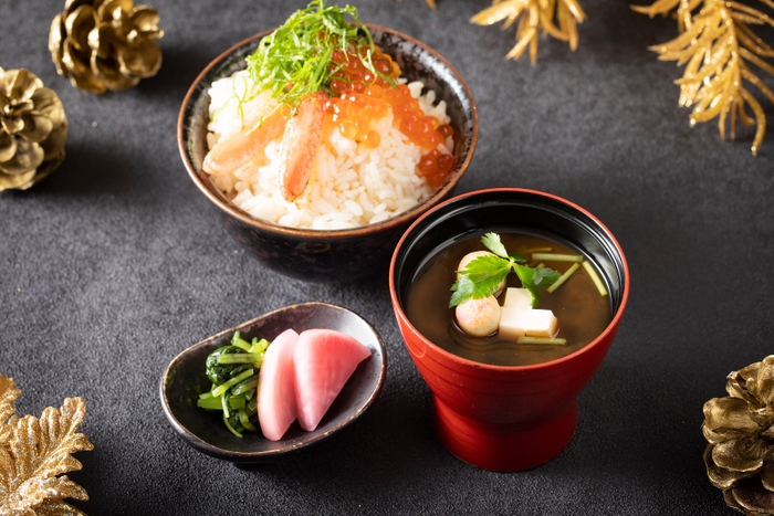 カニと生姜の炒めご飯　イクラ添え　新鮮魚介を好きなだけのせる釧路の勝手丼をイメージ