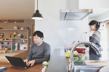 不要な時は収納も可能！ わが家の好きな場所が“自分だけの仕事スペース”に　 ～様々な事業を紹介する「積水ハウス ストーリー」を公開～