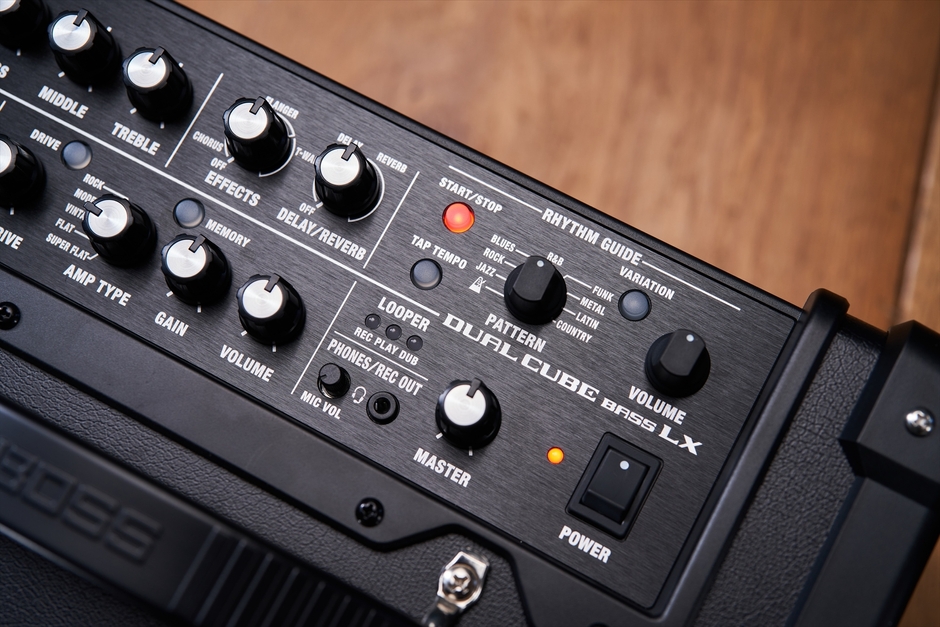 リズム機能を備える『DUAL CUBE BASS LX』
