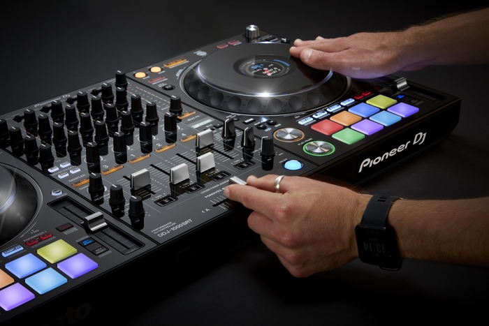 プロフェッショナルDJソフトウェア 「Serato DJ Pro」に対応