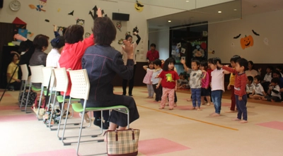 御影インターナショナルこども園　　地域老人会の方々との触れ合いの会を開催／園児が歌って踊り、和やかに交流