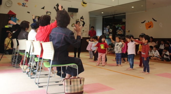 歌ったり踊ったりする子どもたち