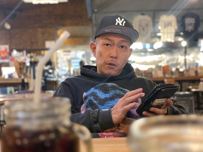 インタビュー休憩中のオフショット