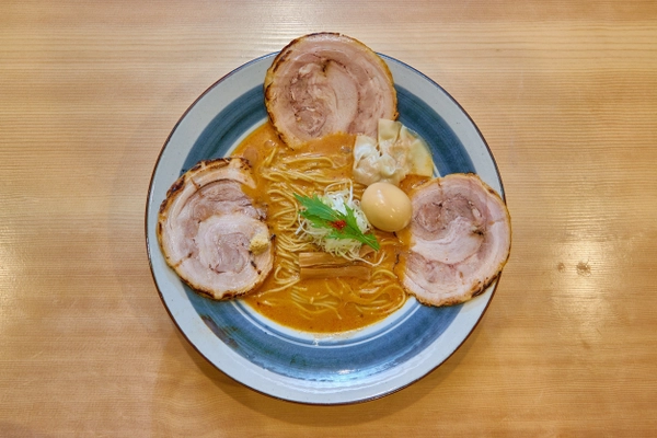 食べログ3.83【創作らーめんstyle林】× 食べログ3.80【人類みな麺類】の 人気ラーメン店がコラボレーション！ 【純至派ラーメン RAMEN PURISM】が 心斎橋・宗右衛門町にグランドオープン！