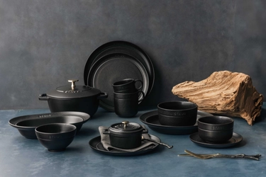フランス発 クックウェアブランド ストウブから セラミック ダイニングライン新色「マットブラック」4月22日発売