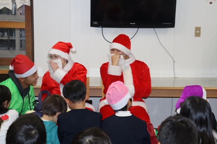 サンタさんが子どもたちに何か話したそうです