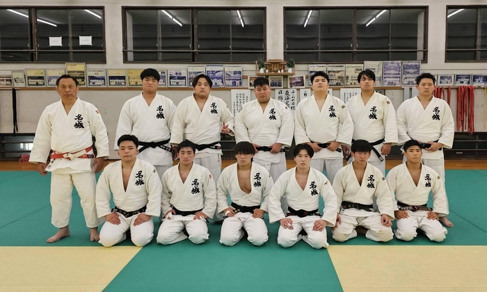 平野多俊監督(左)と7人制の部に出場する男子選手