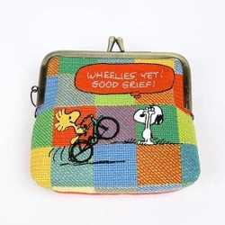 スヌーピーの刺繍が鮮やかでポップなミニがま口。小銭入れとしても小物入れとしても使える利便性が高いミニポーチ型がま口です。