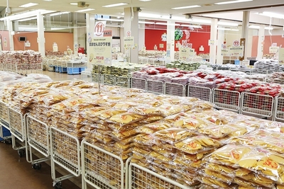 様々な味が選べるえびせんべい売り場