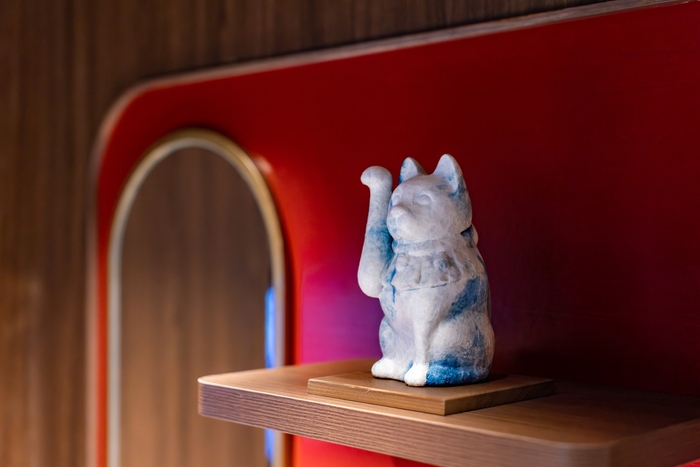 ＜客室内＞ 漆を模したアートパネルと「まねき猫」