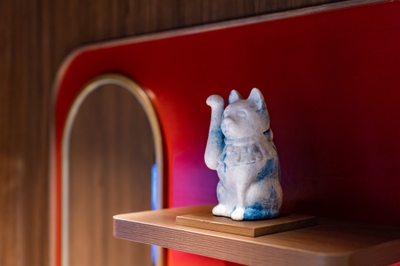 ＜客室内＞ 漆を模したアートパネルと「まねき猫」