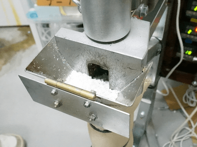 射出機にシュレッダーPPを流し込む