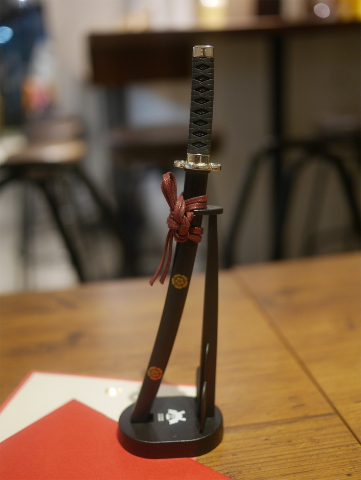 信長モデルはブラック×赤