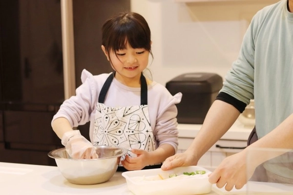 ストラク×伊藤園、五感で学ぶ！千駄谷小でわらび餅と日本茶のイベントを開催