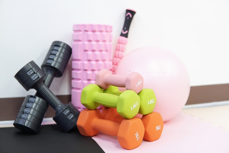 ストレッチから本格的な運動まで対応でき、体力づくりやリフレッシュに活用できる器具を揃えています。