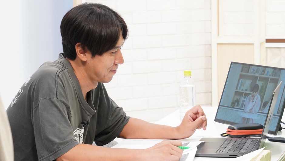 コカドケンタロウさん・VTRを見ている様子