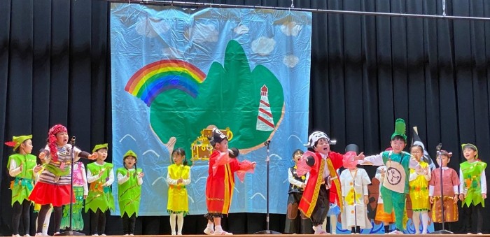 近畿大学附属幼稚園児が「生活発表会」を開催　オペレッタや劇、園長が作詞・作曲した歌を保護者に披露